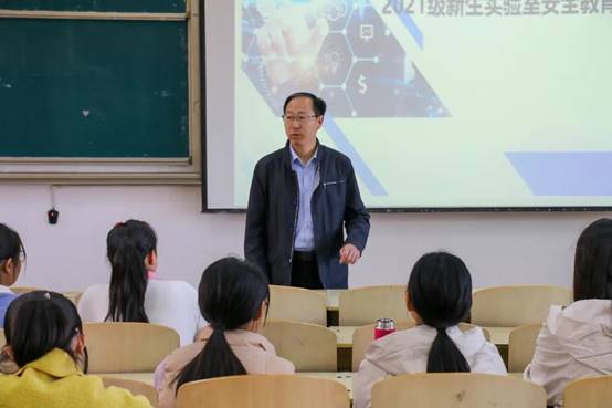 会议室里的人们描述已自动生成